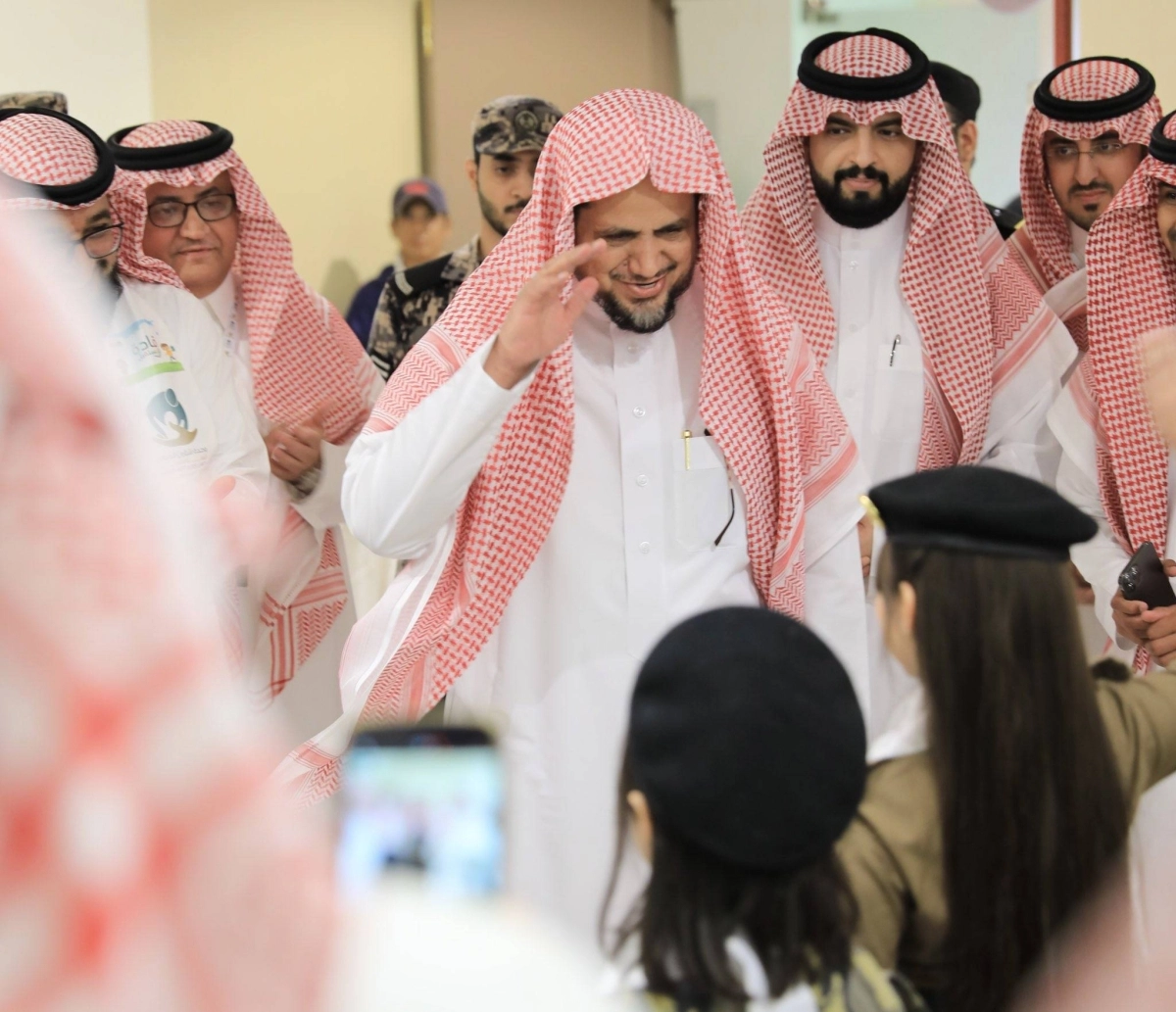 

المعجب يتحدث مع عدد من الأطفال