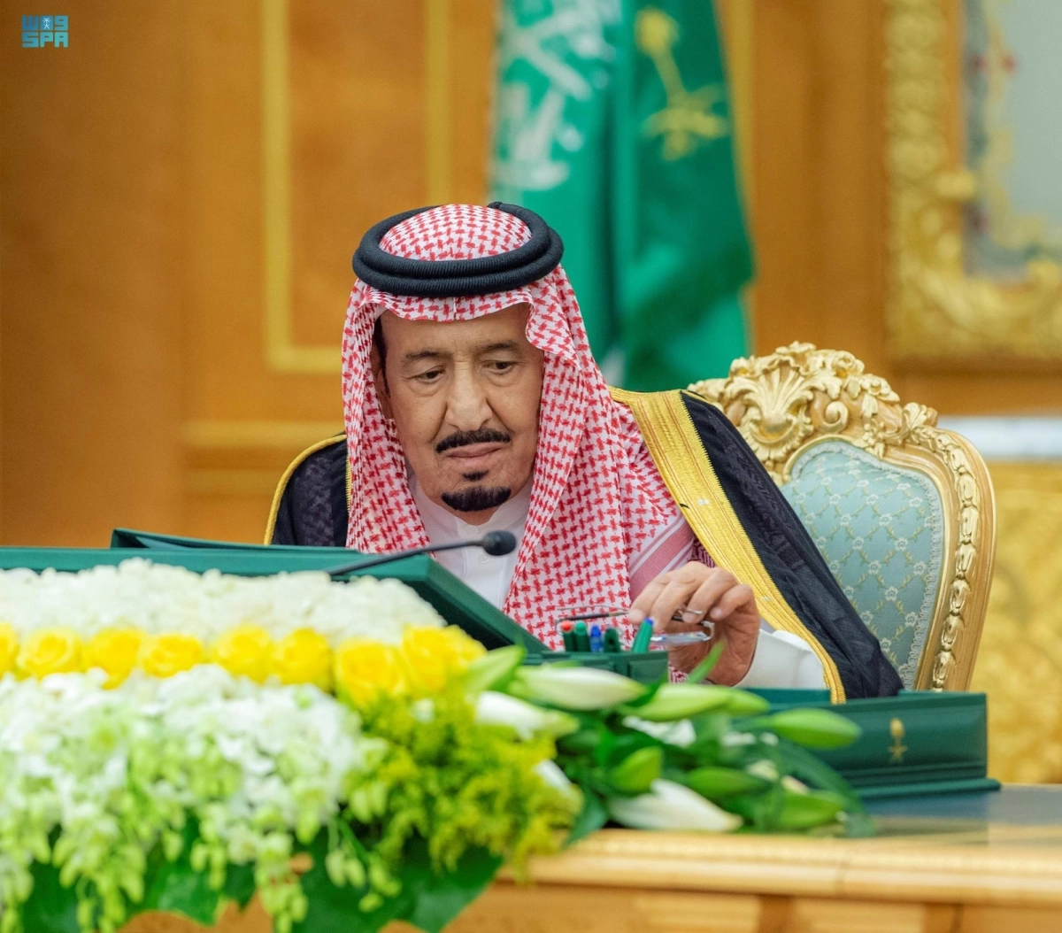 

خادم الحرمين لدى ترؤسه الجلسة