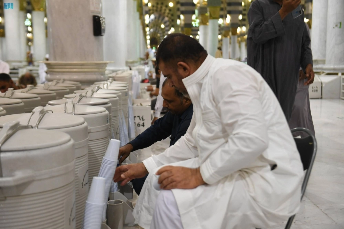 

حافظات زمزم بالمسجد النبوي               (مكة)