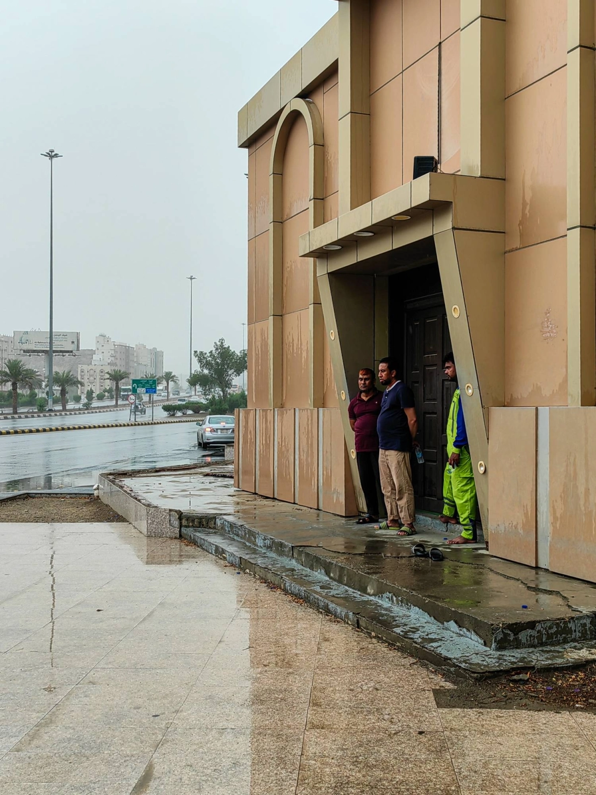 شهدت العاصمة المقدسة أجواء متقلبة عصر أمس، إذ تكونت أتربة مثيرة للغبار في بعض الأحياء، فيما هطلت أمطار على أحياء أخرى. (أنس الحارثي)