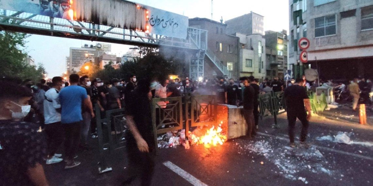 

أعمال عنف في إيران ضد المتظاهرين                                                (مكة)