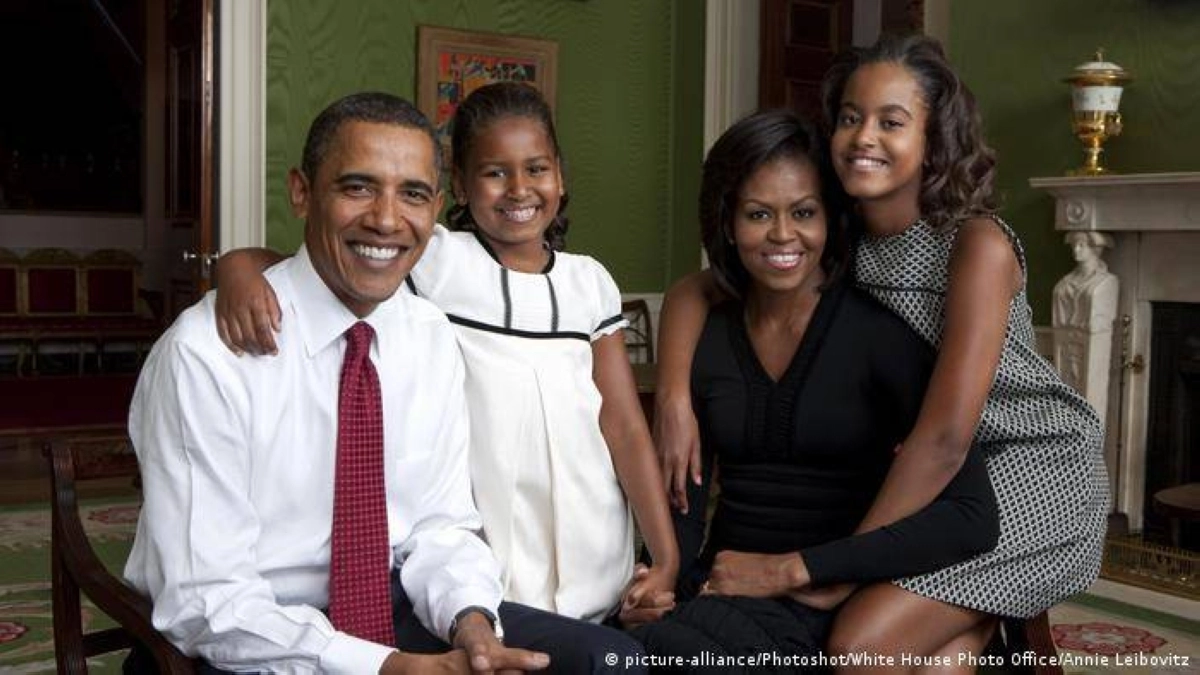 

ميشيل مع زوجها أوباما وابنتيها                                         (مكة)