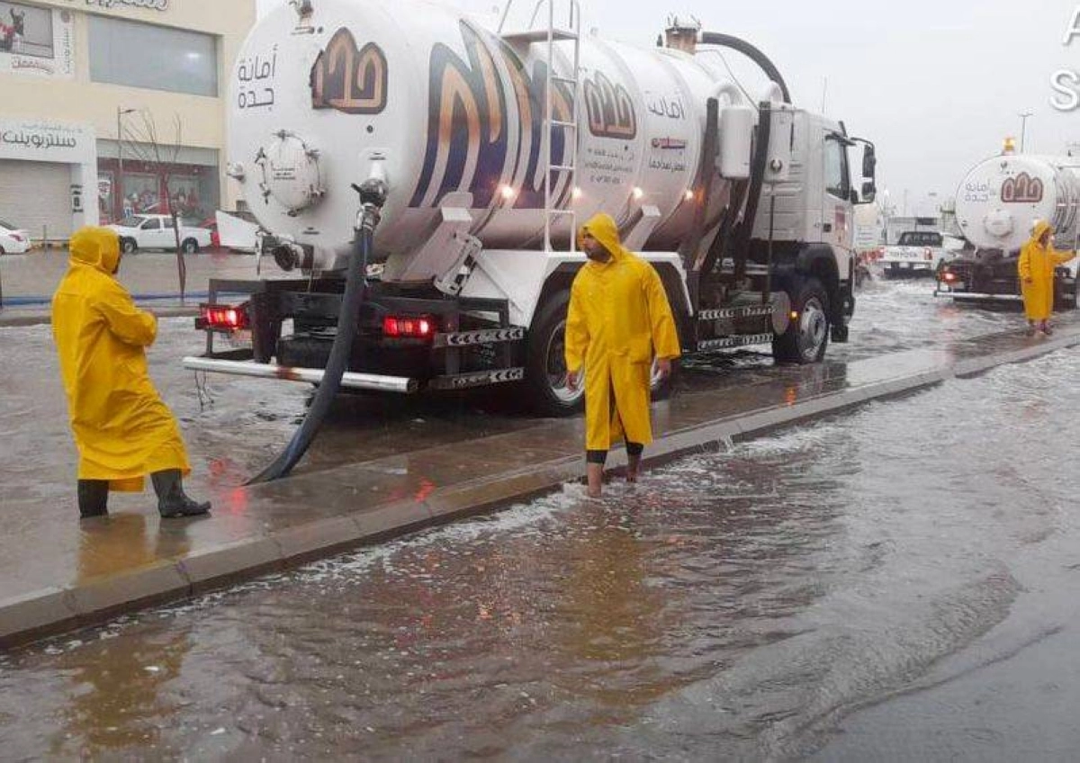 

فرق الدفاع المدني والأمانة خلال مباشرتها للحالة المطرية                                                                                         (مكة)