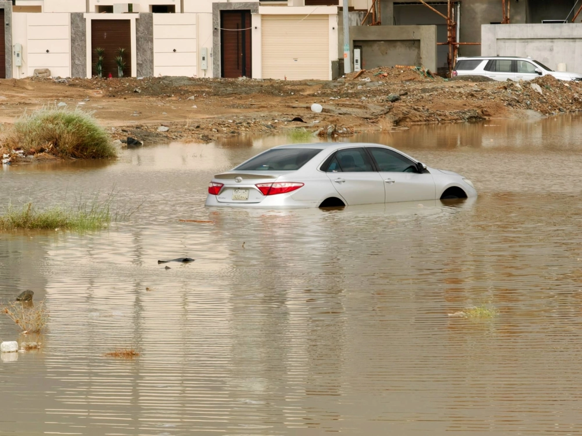

مركبة تعطلت جراء الأمطار                   (أنس الحارثي)