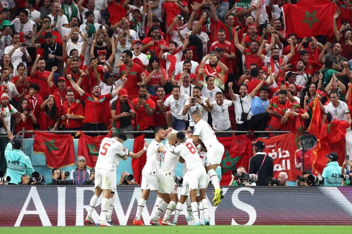 

 لاعبو المغرب يحتفلون مع جماهيرهم
