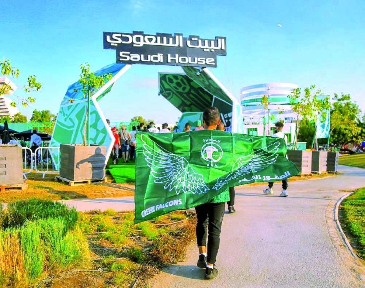 

جماهير الأخضر أمام البيت السعودي