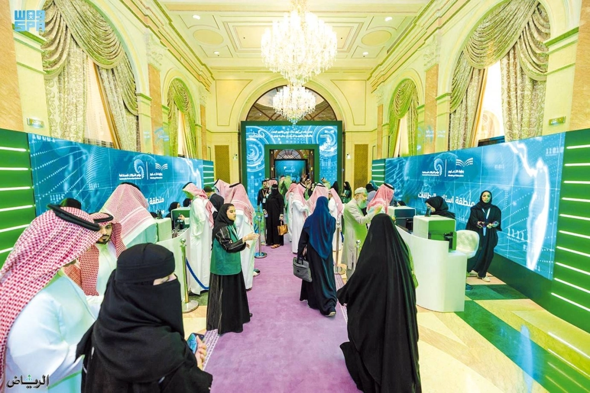 

زوار داخل البيت