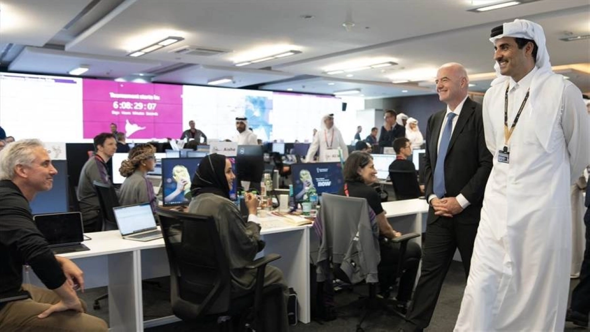 

 تميم بن حمد خلال تفقده غرفة قيادة المونديال في وقت سابق