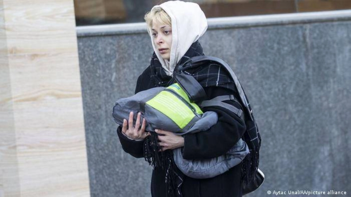 

امرأة تدفع مع ابنها ثمن الحرب                         (مكة)