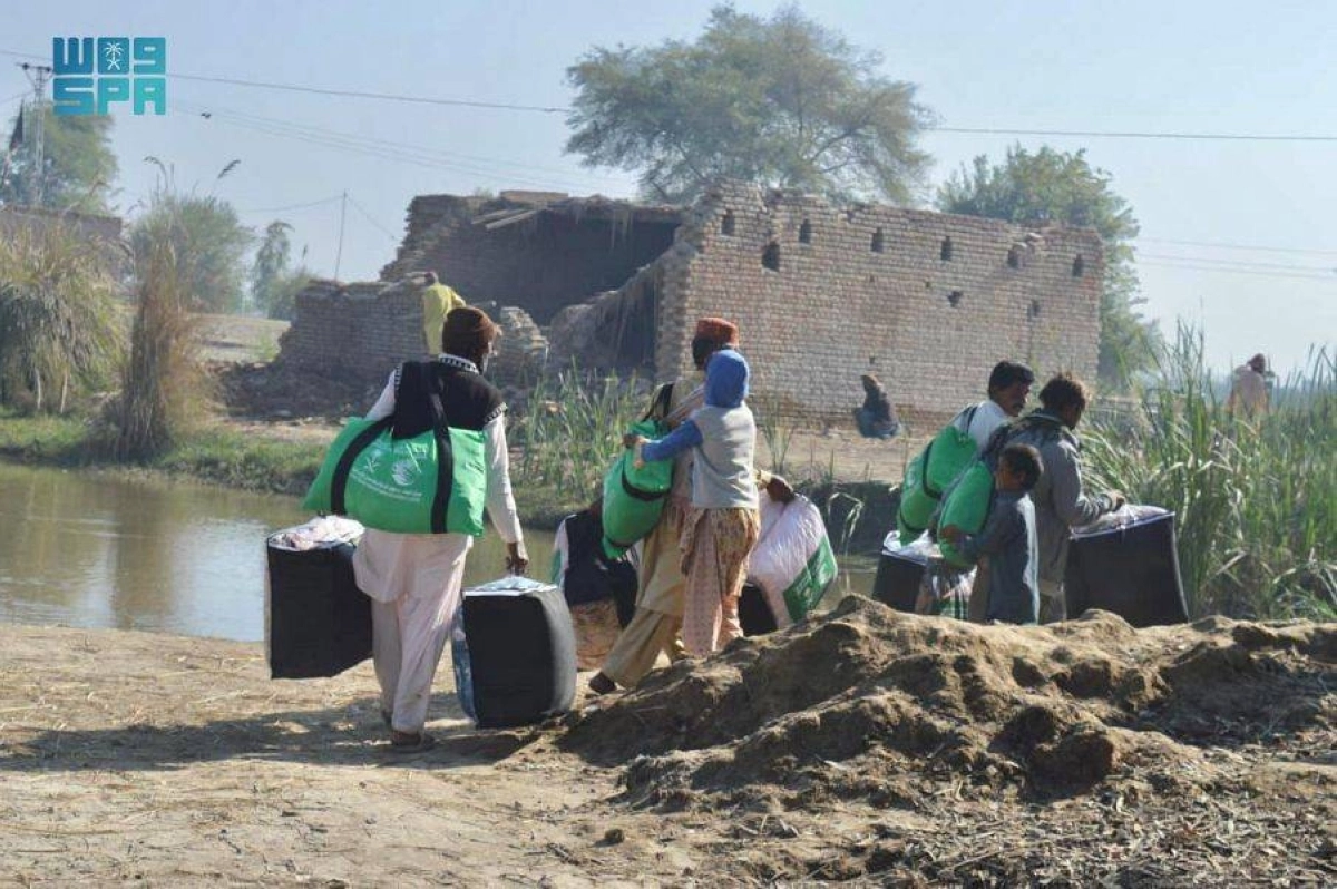 

باكستانيون يحملون الحقائب الشتوية السعودية      (واس)