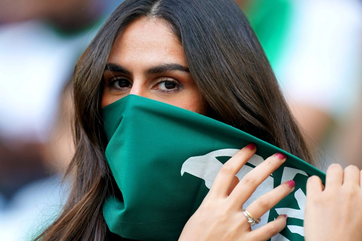 مشجعة سعودية ذهبت خلف الأخضر (د ب أ)