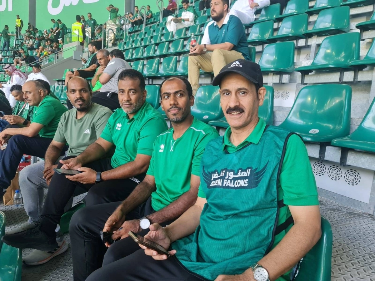 

عدد من المدربين في مدرجات كأس العالم          (مكة)