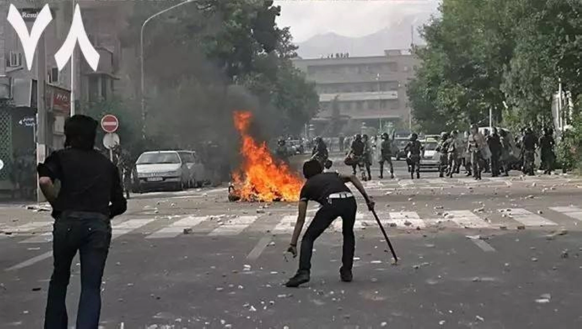 

النيران في وجه رجال خامنئي                                 (مكة)