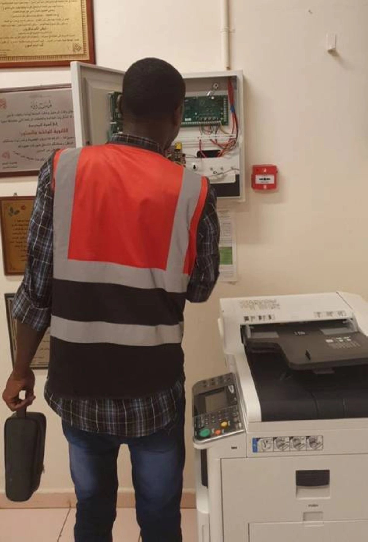 صيانة الكهرباء بالمدارس