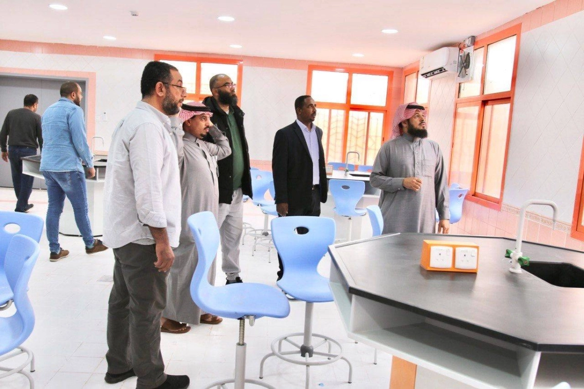 متابعة تجهيزات المدارس