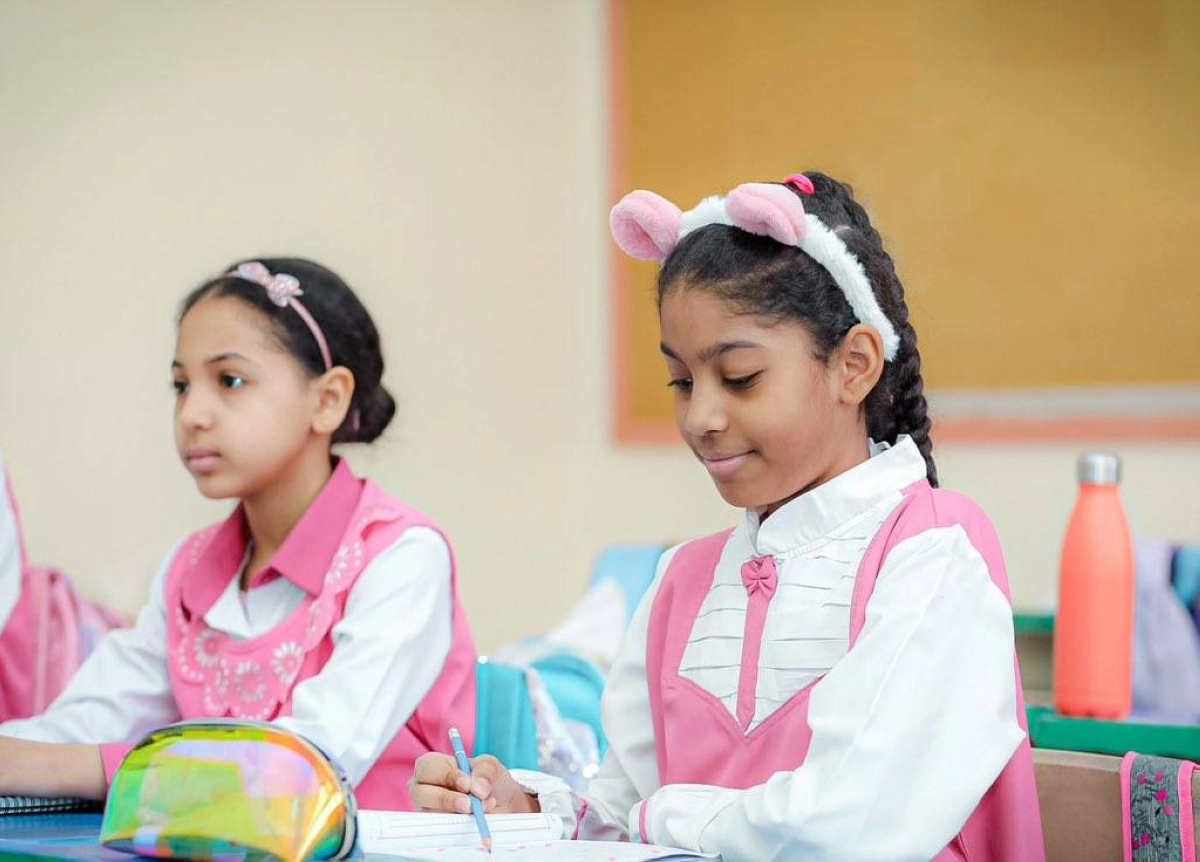 طلاب وطالبات خلال انتظامهم أمس بالمدارس (مكة)