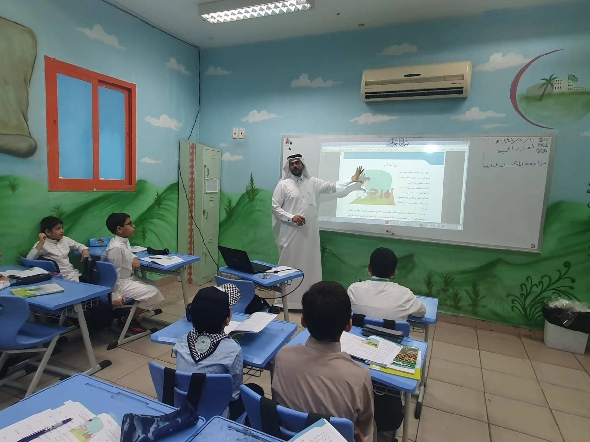 طلاب وطالبات خلال انتظامهم أمس بالمدارس (مكة)