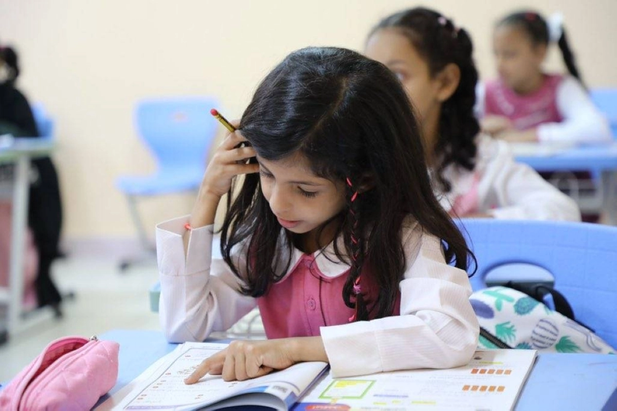 طلاب وطالبات خلال انتظامهم أمس بالمدارس (مكة)