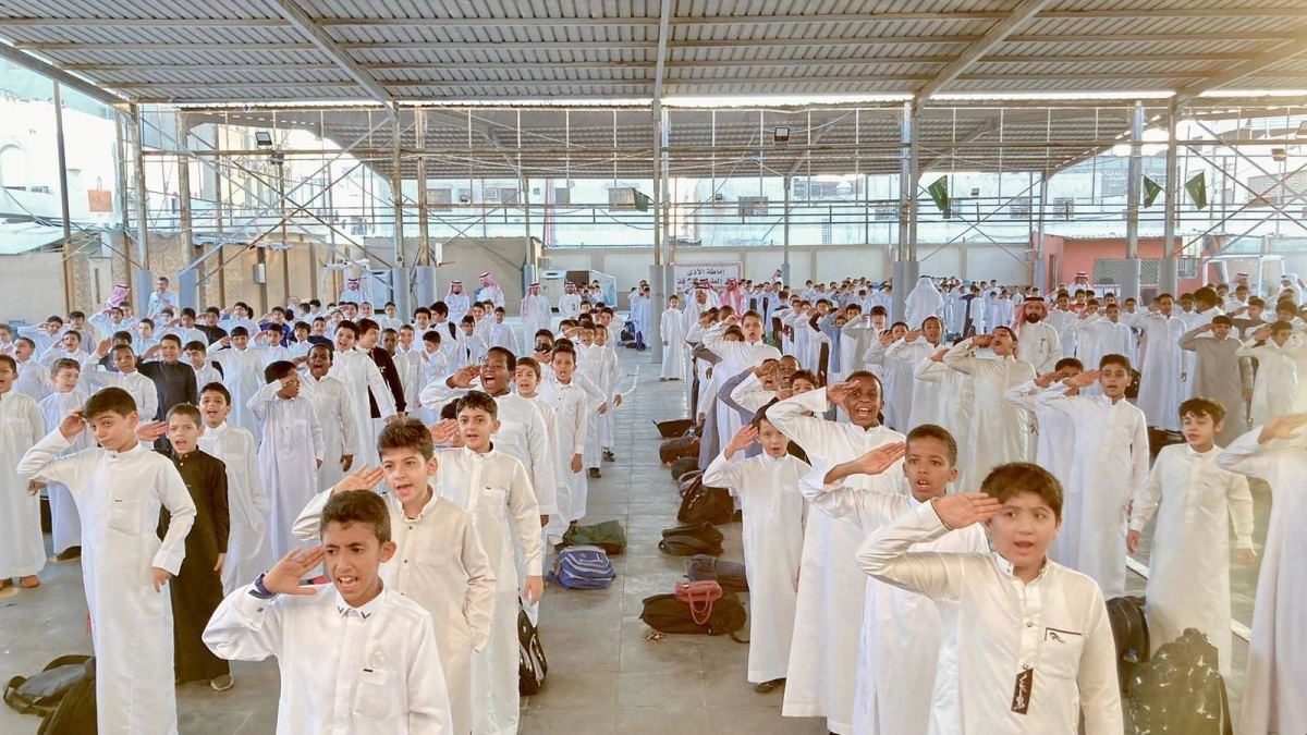 طلاب وطالبات خلال انتظامهم أمس بالمدارس (مكة)