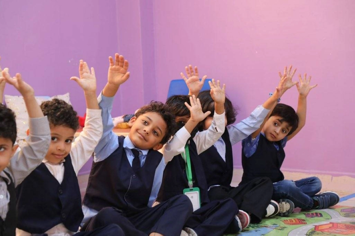 طلاب وطالبات خلال انتظامهم أمس بالمدارس (مكة)