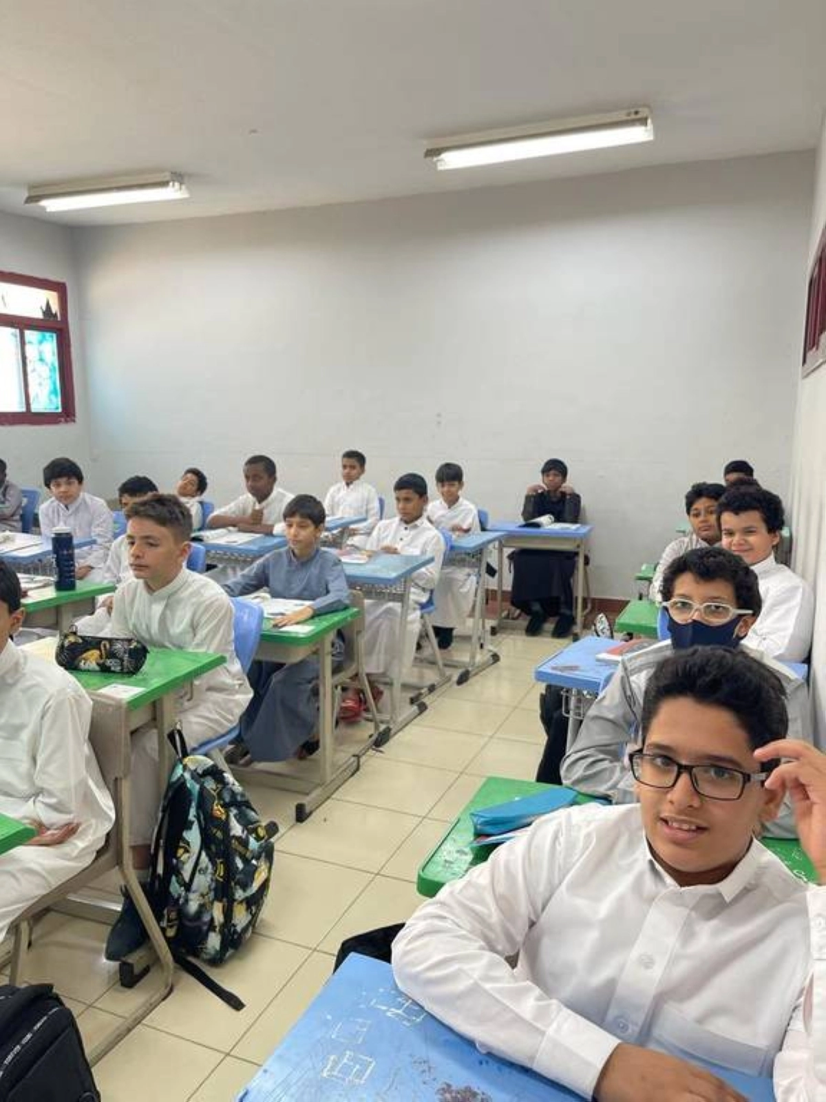 طلاب وطالبات خلال انتظامهم أمس بالمدارس (مكة)