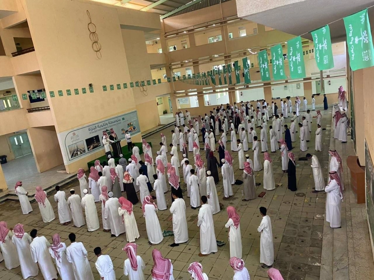 طلاب وطالبات خلال انتظامهم أمس بالمدارس (مكة)