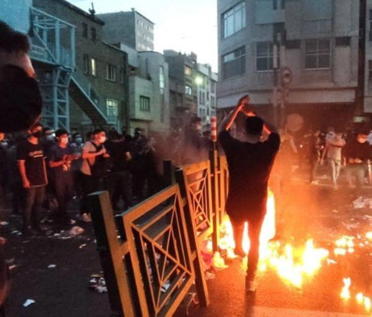 

المظاهرات تزداد اشتعالا في طهران                                                  (مكة)