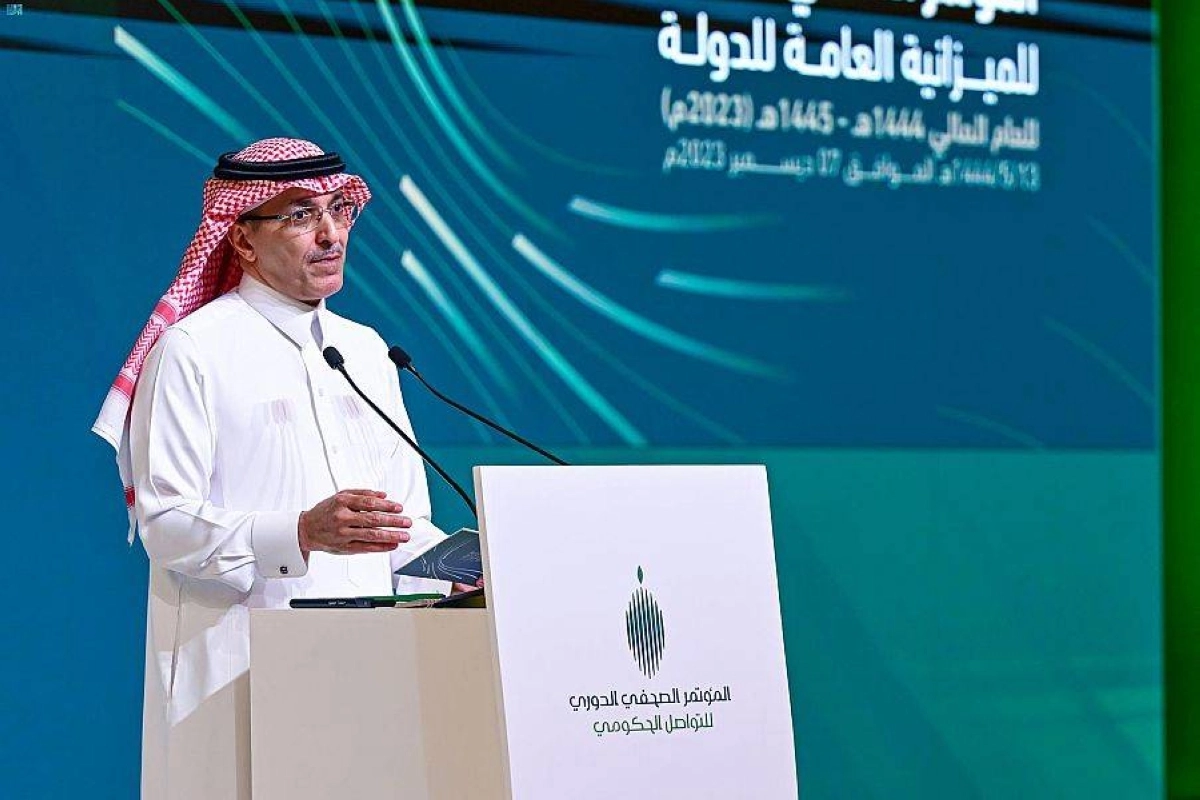 الجدعان متحدثا في المؤتمر الصحفي