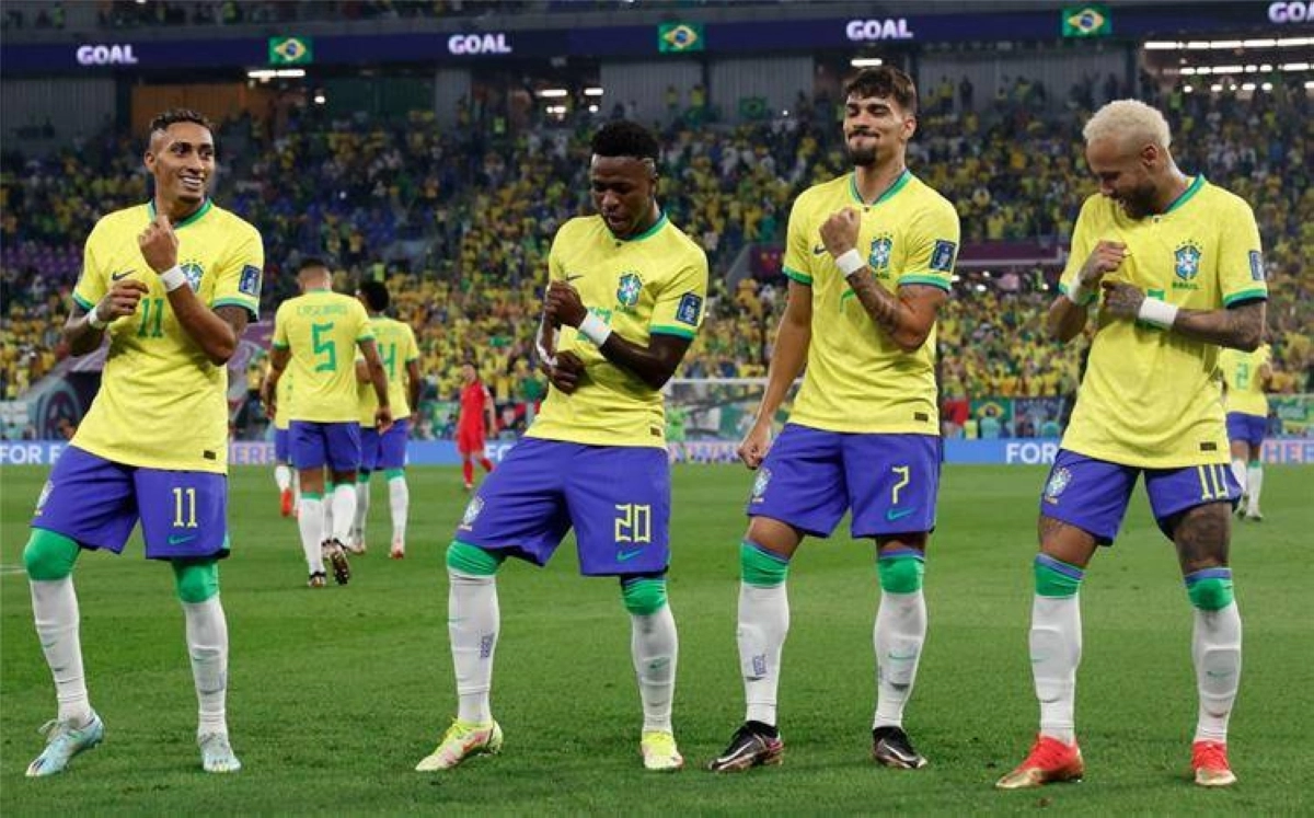 رقص لاعبي البرازيل