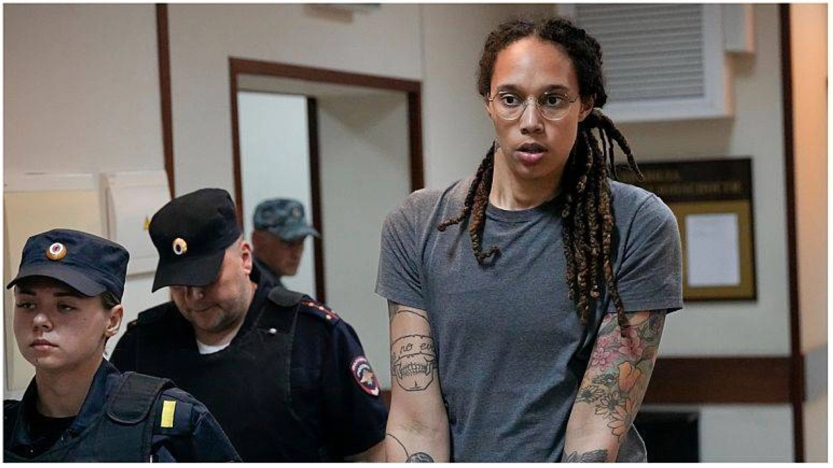 

الأمريكية بريتني غراينر لدى وصولها الإمارات                      (مكة)