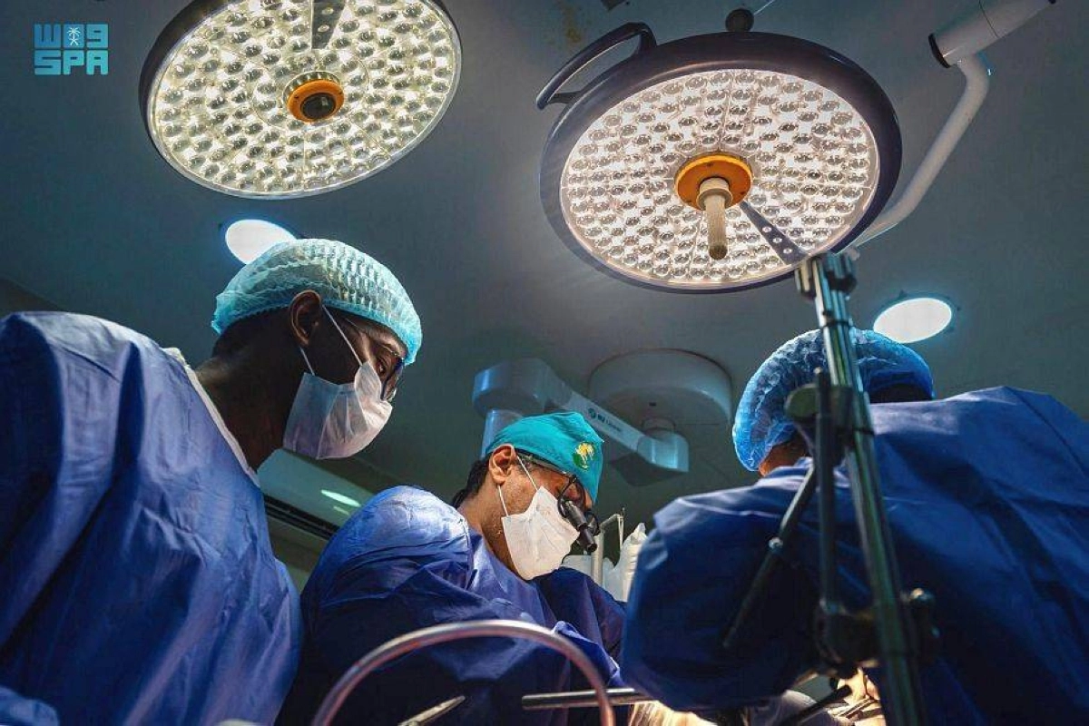 

أطباء مركز الملك سلمان للإغاثة يجرون عملية دقيقة                      (واس)