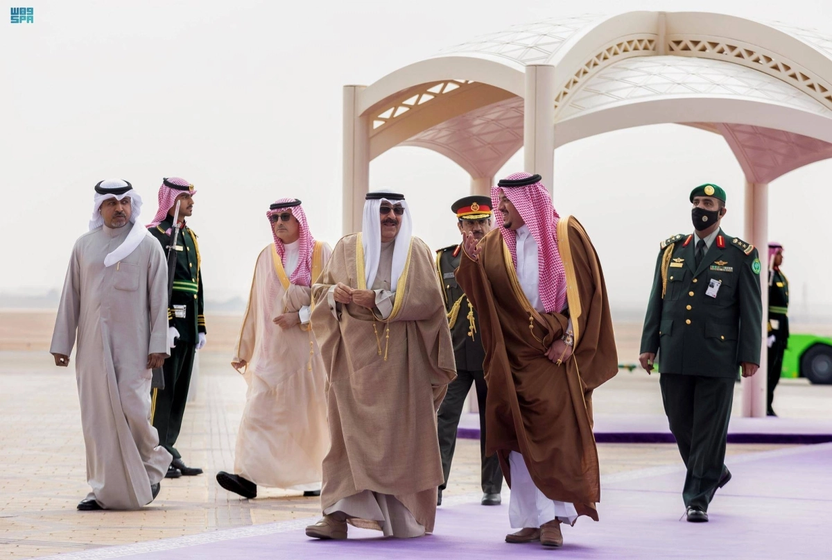 

الشيخ مشعل الصباح لدى وصوله إلى الرياض