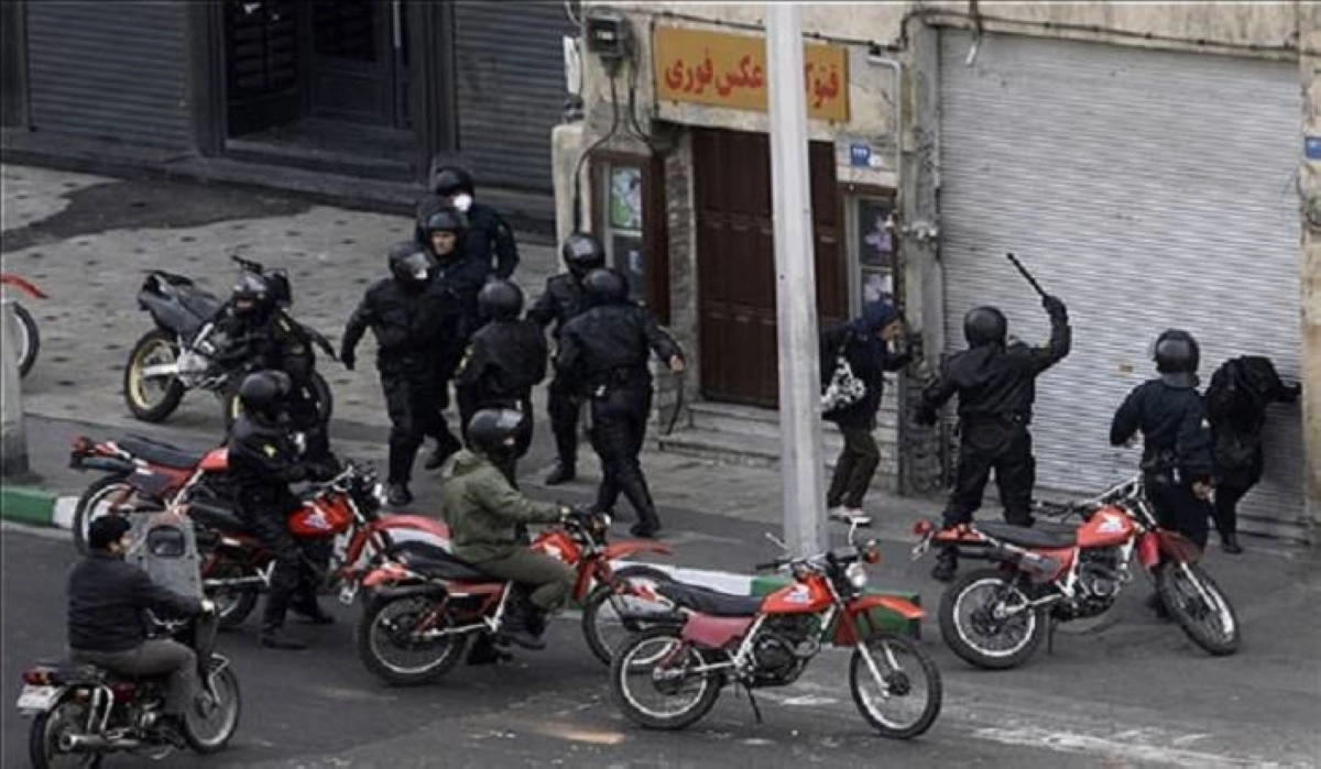 

الأمن يقمع المتظاهرين في طهران                                                              (مكة)