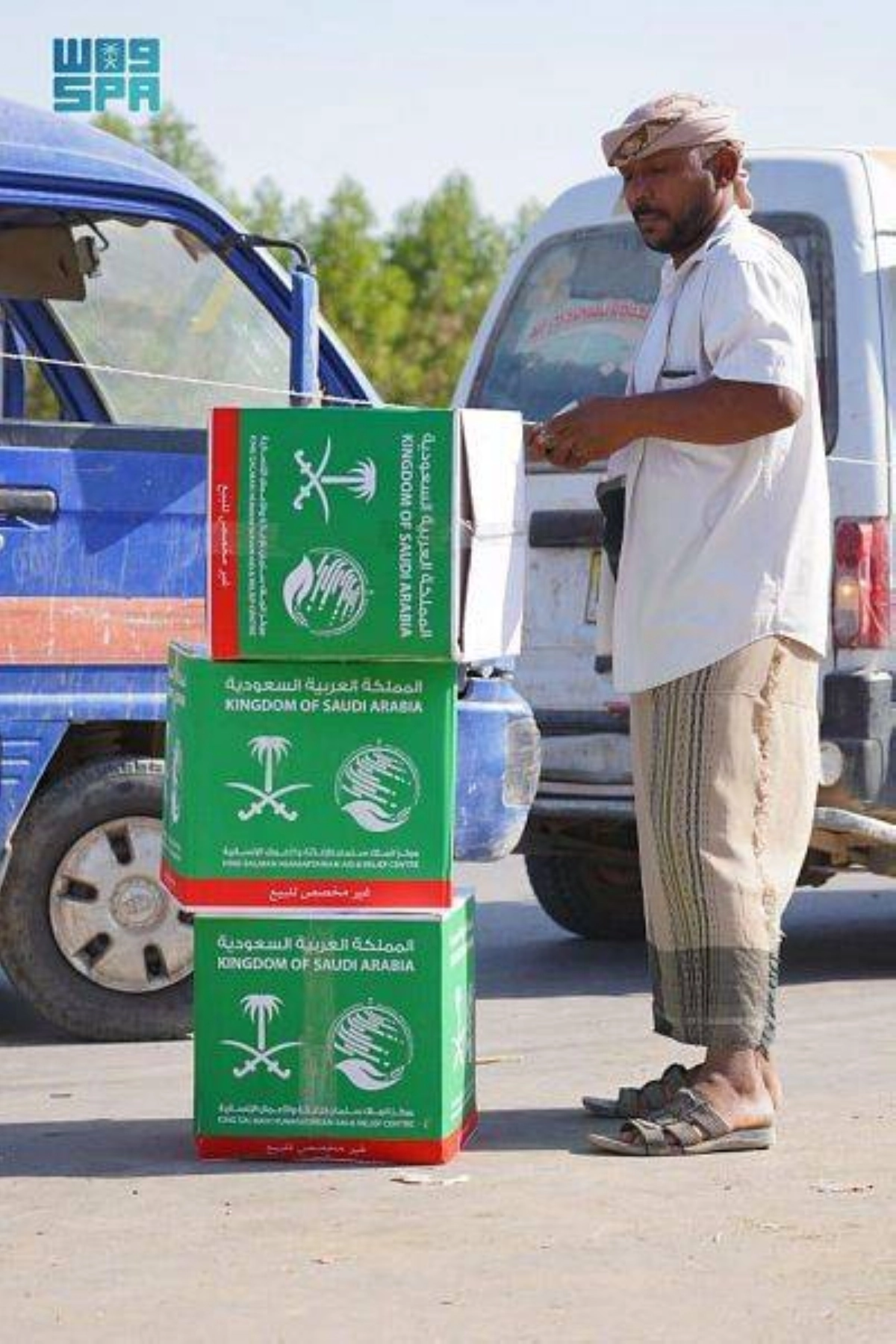 يمني ينتظر حمل السلال إلى منزله (واس)