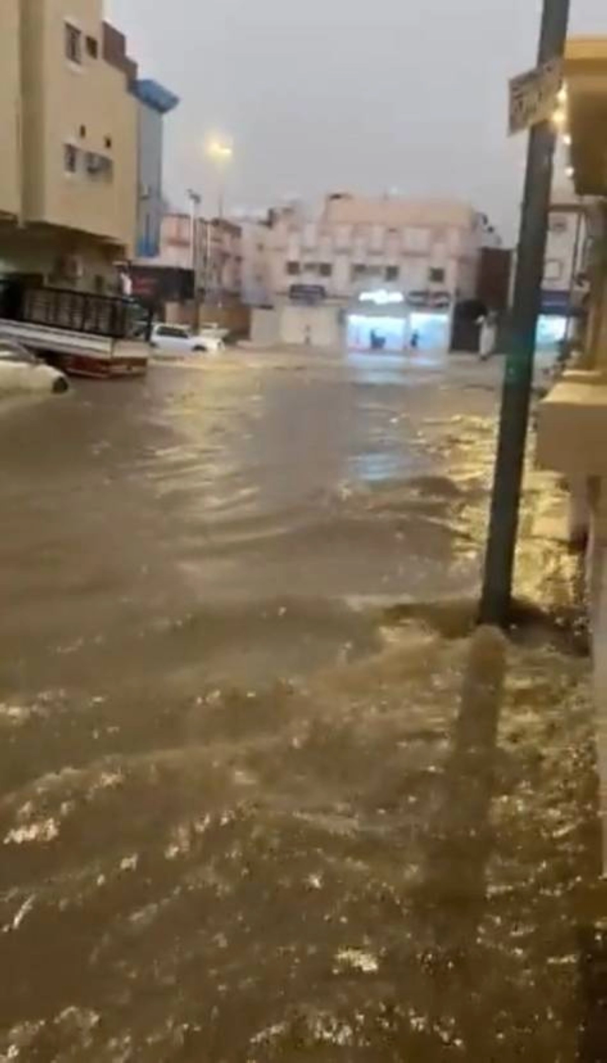 

مياه غزيرة خلفتها الأمطار بالشوارع في العاصمة المقدسة                                                         (مكة)