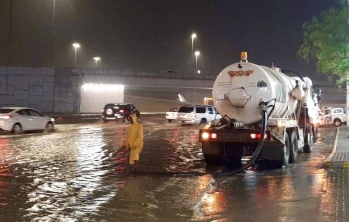 

سحب تجمعات مياه الأمطار في جدة