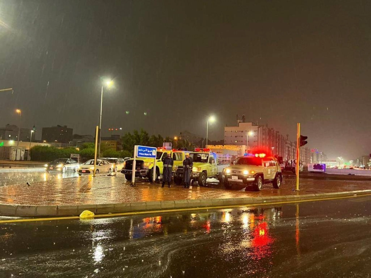 

الدفاع المدني بطريق الأمير ماجد في جدة