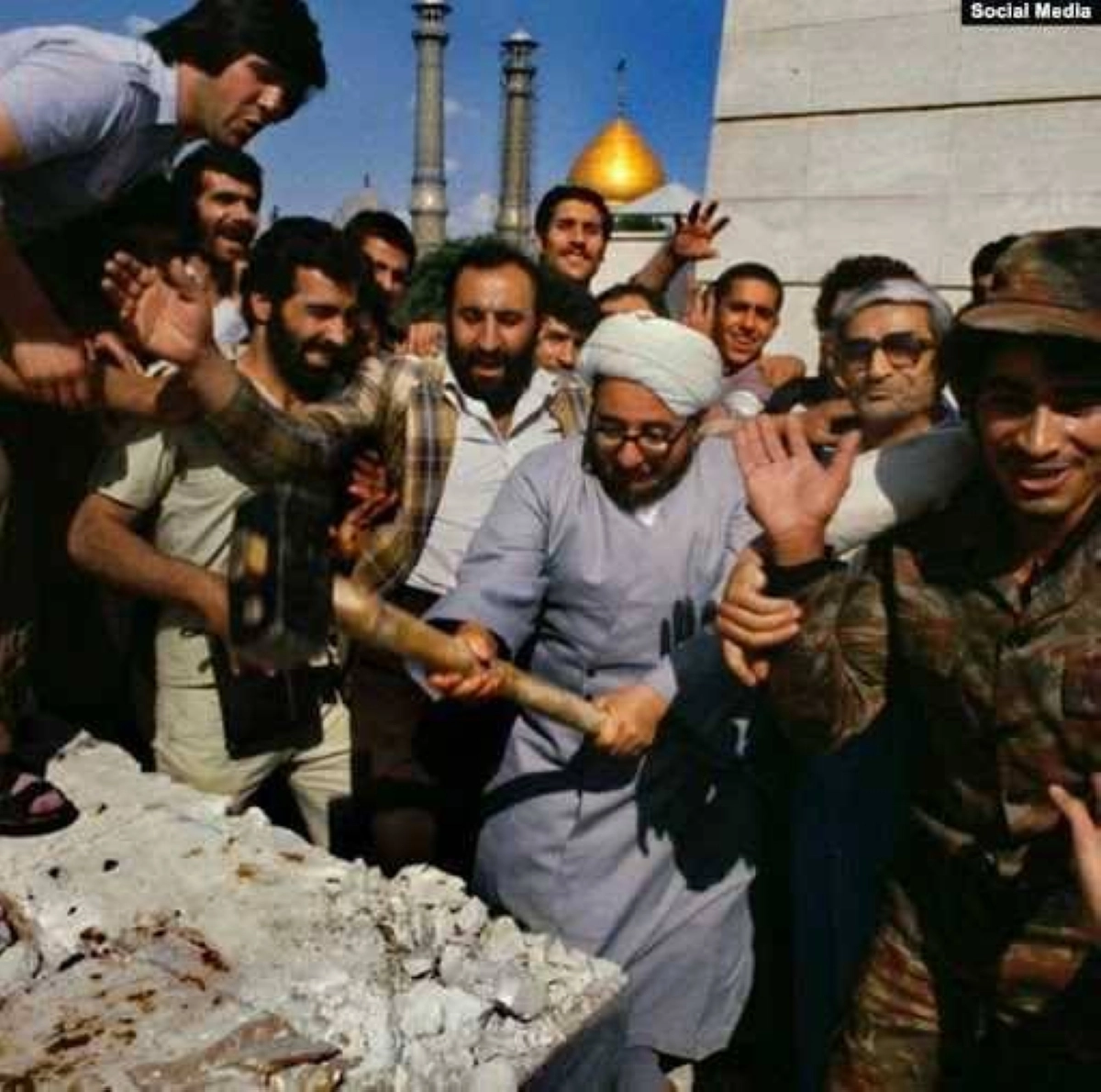 مرتزقة يعتدون على حرمة القبور في إيران (مكة)