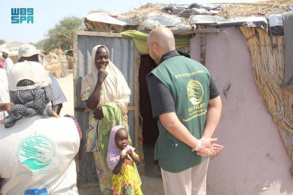 أسرة تتسلم المساعدات في نيجيريا