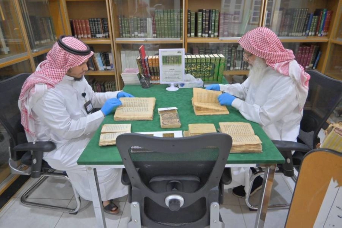 

مراجعة المخطوطات في مكتبة الحرم المكي                             (مكة)