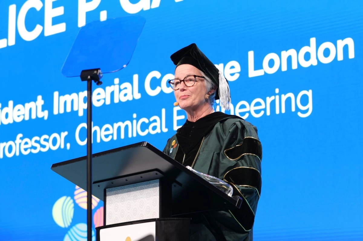المتحدثة الرئيسية لحفل تخرج هذا العام البروفيسورة أليس غاست الرئيس السابق لكلية إمبريال كوليدج لندن