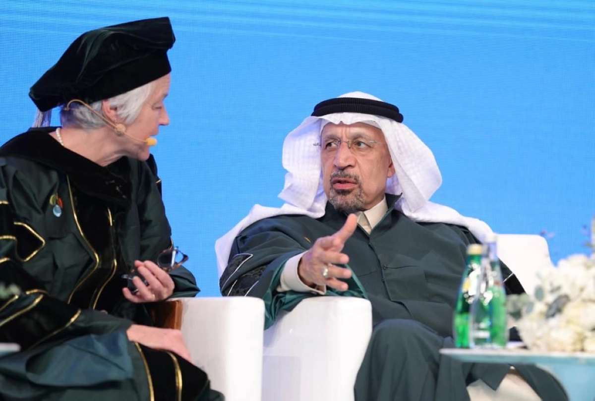  وزير الاستثمار المهندس خالد الفالح في حديث مع البروفيسورة أليس غاست الرئيس السابق لكلية إمبريال كوليدج لندن