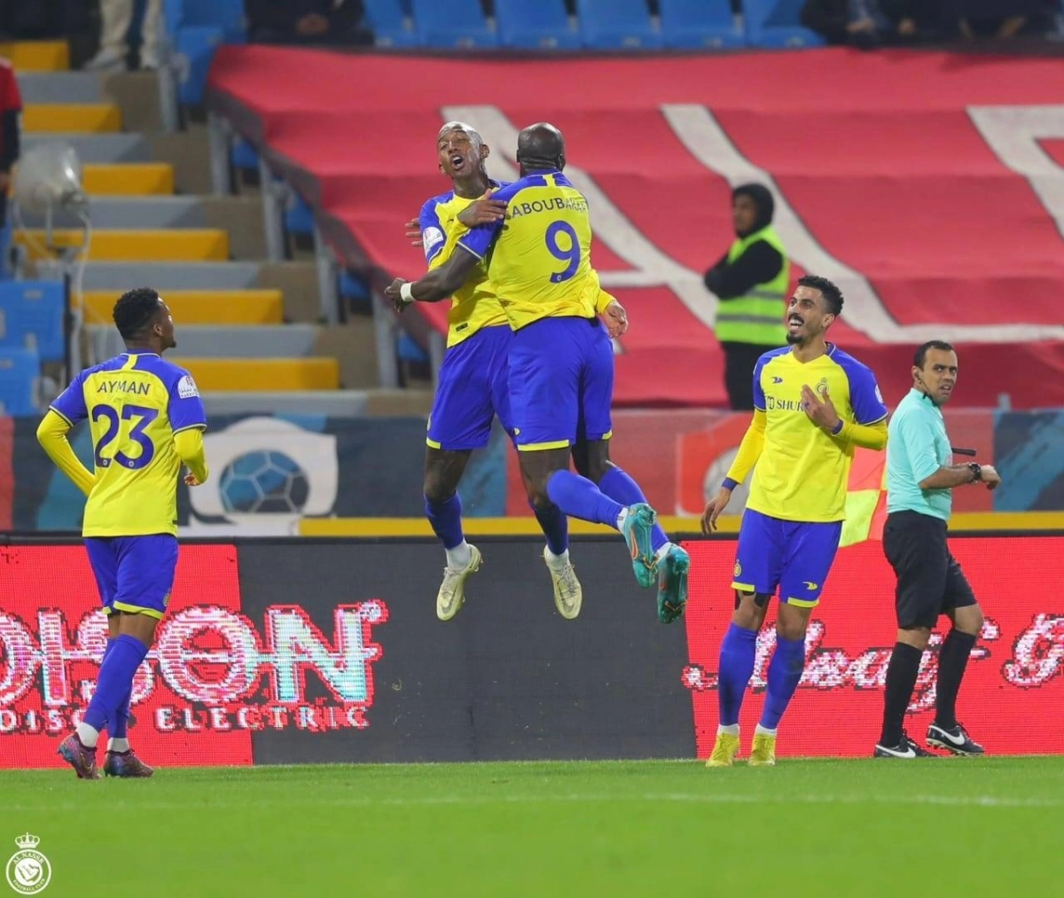 

تاليسكا وأبو بكر يحتفلان بالفوز