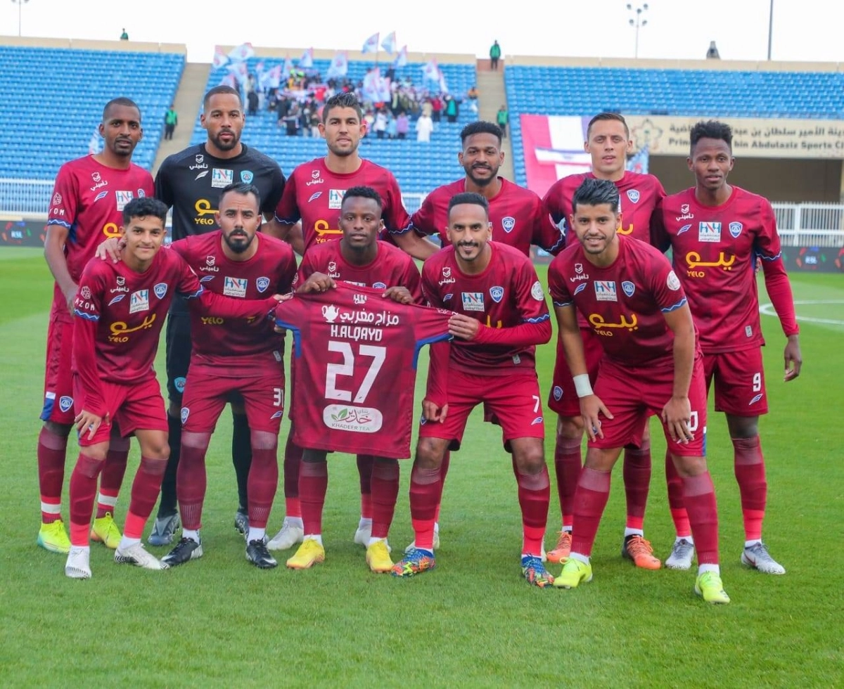 لاعبو ابها يحتفلون بفوزهم على الطائي