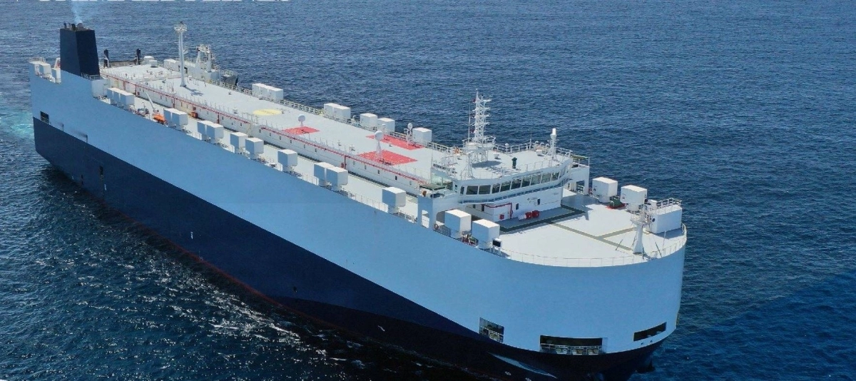 

ناقلة تحمل سيارات بميناء الدمام