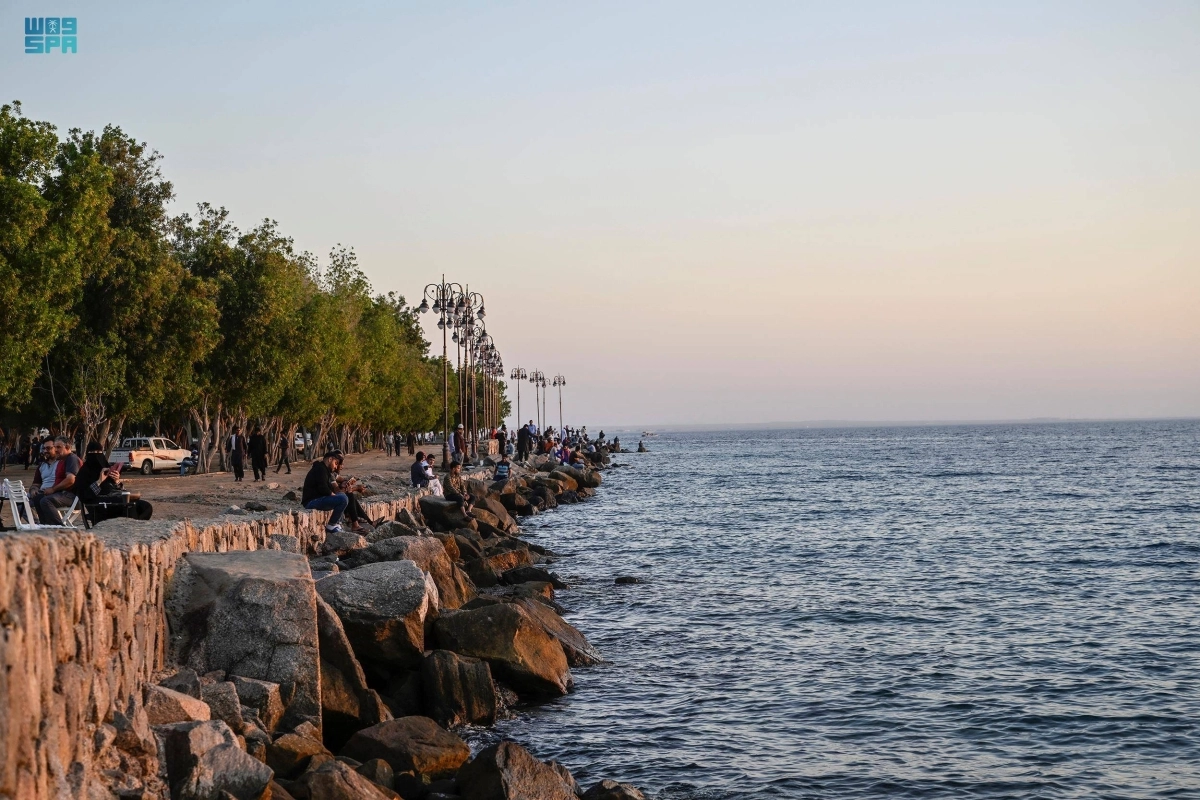 يستمتع الأهالي والزوار بالتنزه في شواطئ محافظة أملج التابعة لمنطقة تبوك وتبعد عنها مسافة 500 كلم، وتتميز بشواطئها الخلابة ذات الرمال النقية والمياه الصافية
