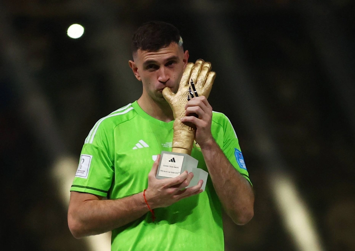 

مارتينيز ينال جائزة القفاز الذهبي