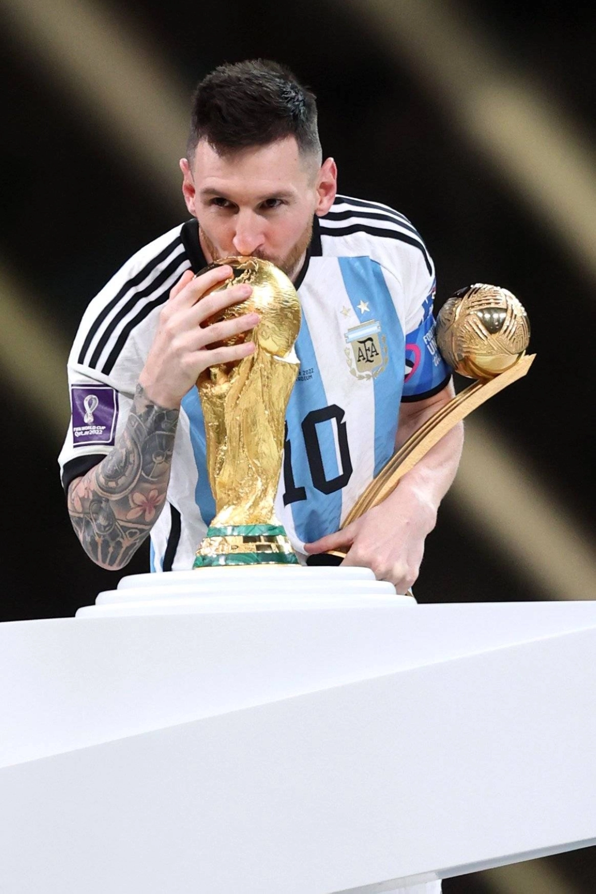 ميسي يقبل كأس العالم