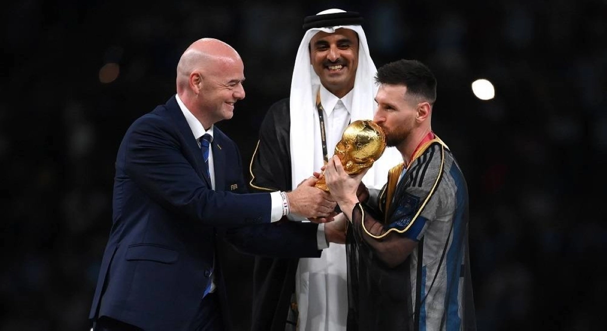 

ليونيل ميسي يقبل كأس العالم