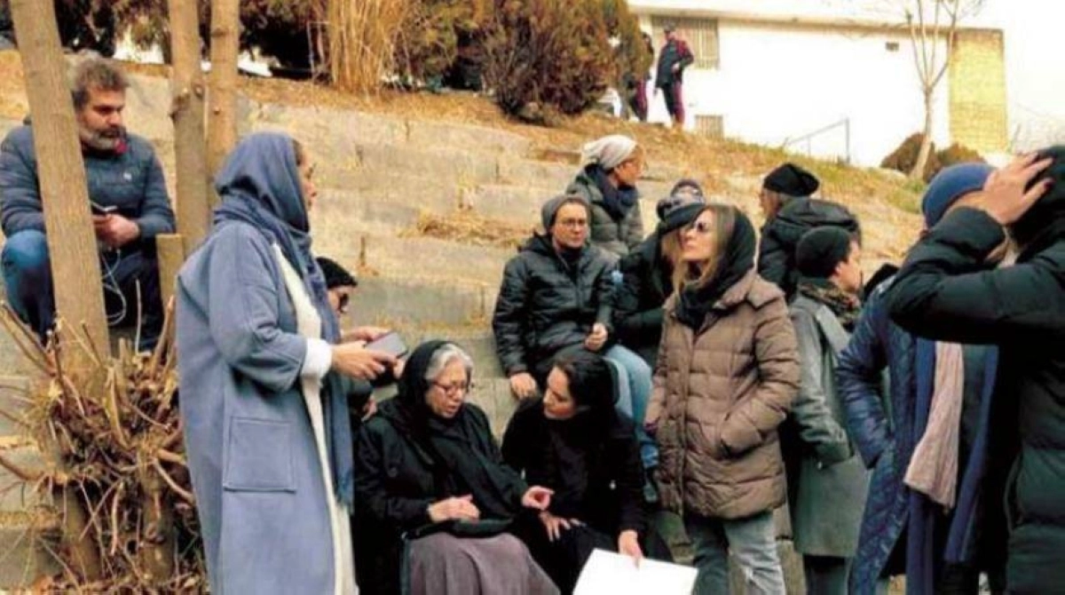 

ممثلات إيران أمام سجن إيفين للمطالبة بالإفراج عن ترانة علي دوستي                                  (مكة)